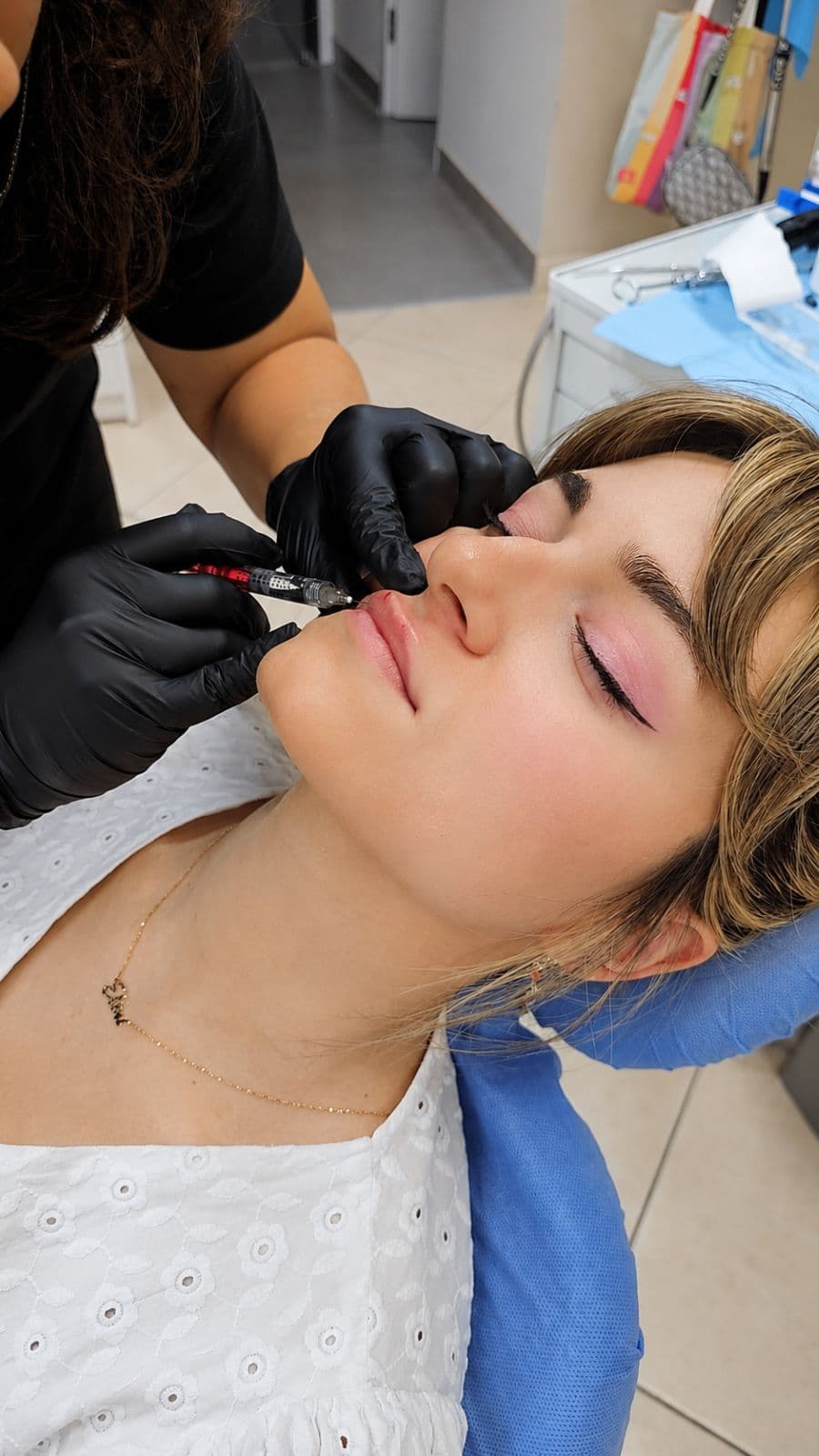 Iniezioni mediche estetiche presso Aura Clinic a Valona